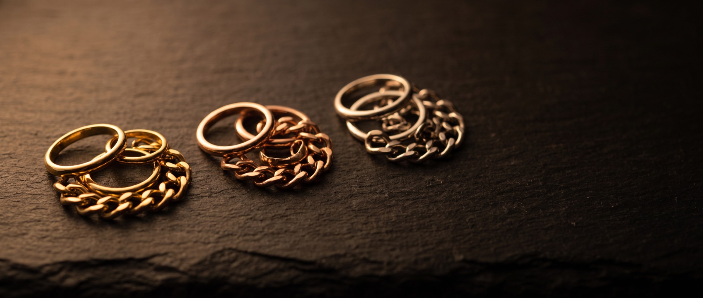 Goldtöne verschiedener Legierungen nebeneinander
