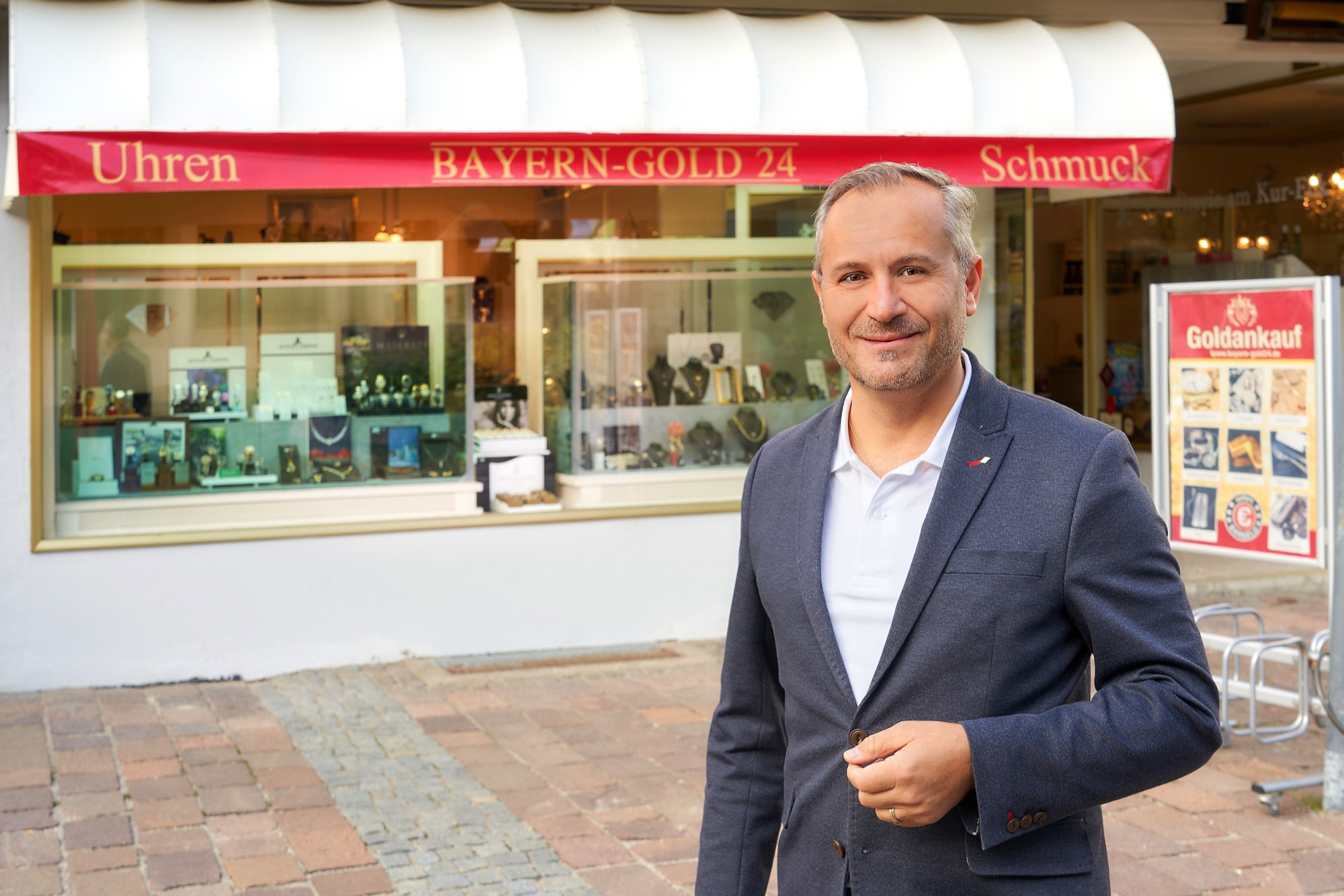 Roman Demirel vor dem Ladengeschäft von Bayern-Gold24 in Bad Wörishofen